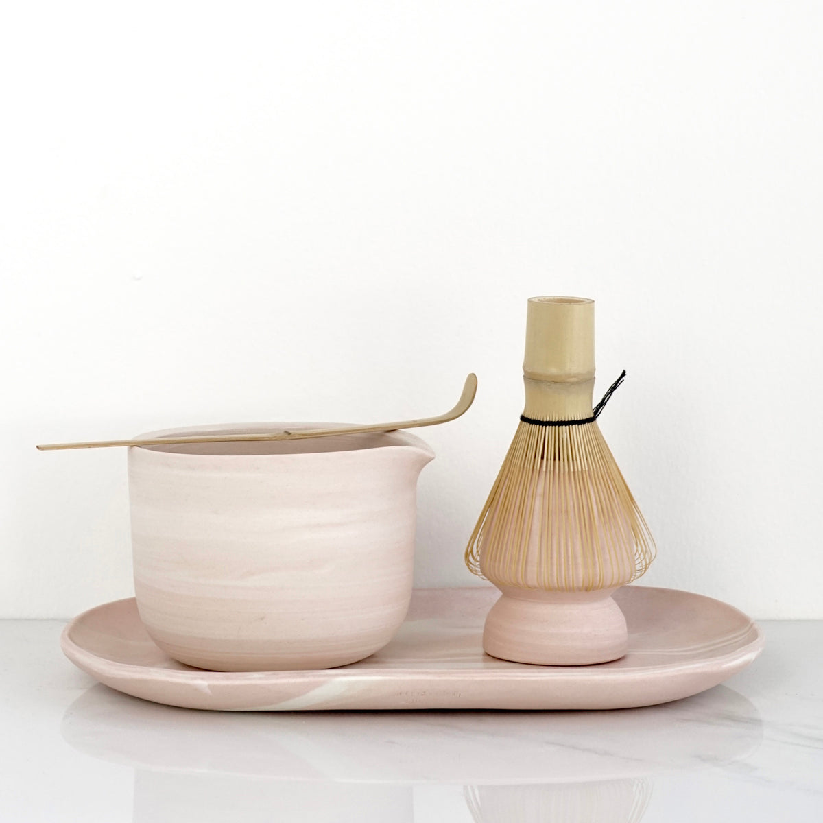 Matcha-set met bezem, schaal met schenktuit, bezemhouder en lepel, 5 Matcha-set met bezem, schaal met schenktuit, bezemhouder en lepel, 5